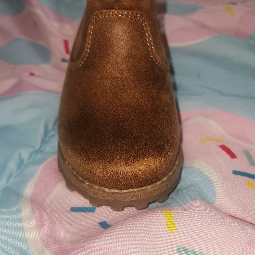 Boots - Picture 4 of 8